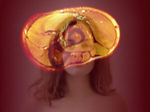 Gezeigt ist eine Person frontal die sich mit der psychedelischen Videoprojektion collagenartig vermischt.